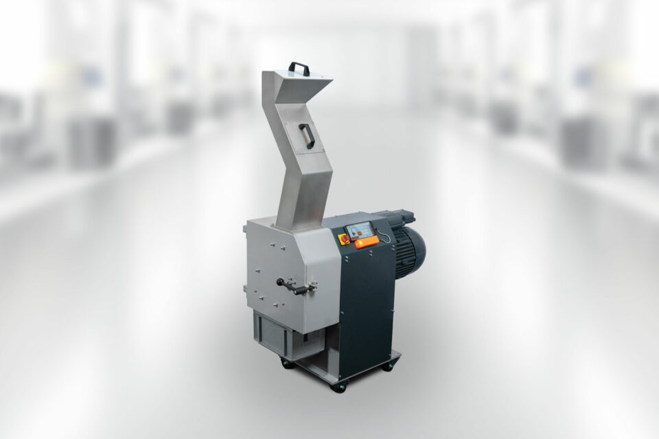 The HM1-L hammer mill can be converted from a hammer to a granulator