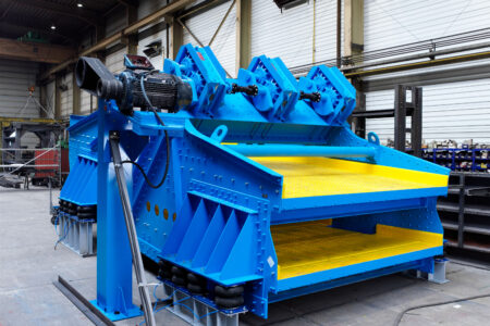 Dewatering screening machine