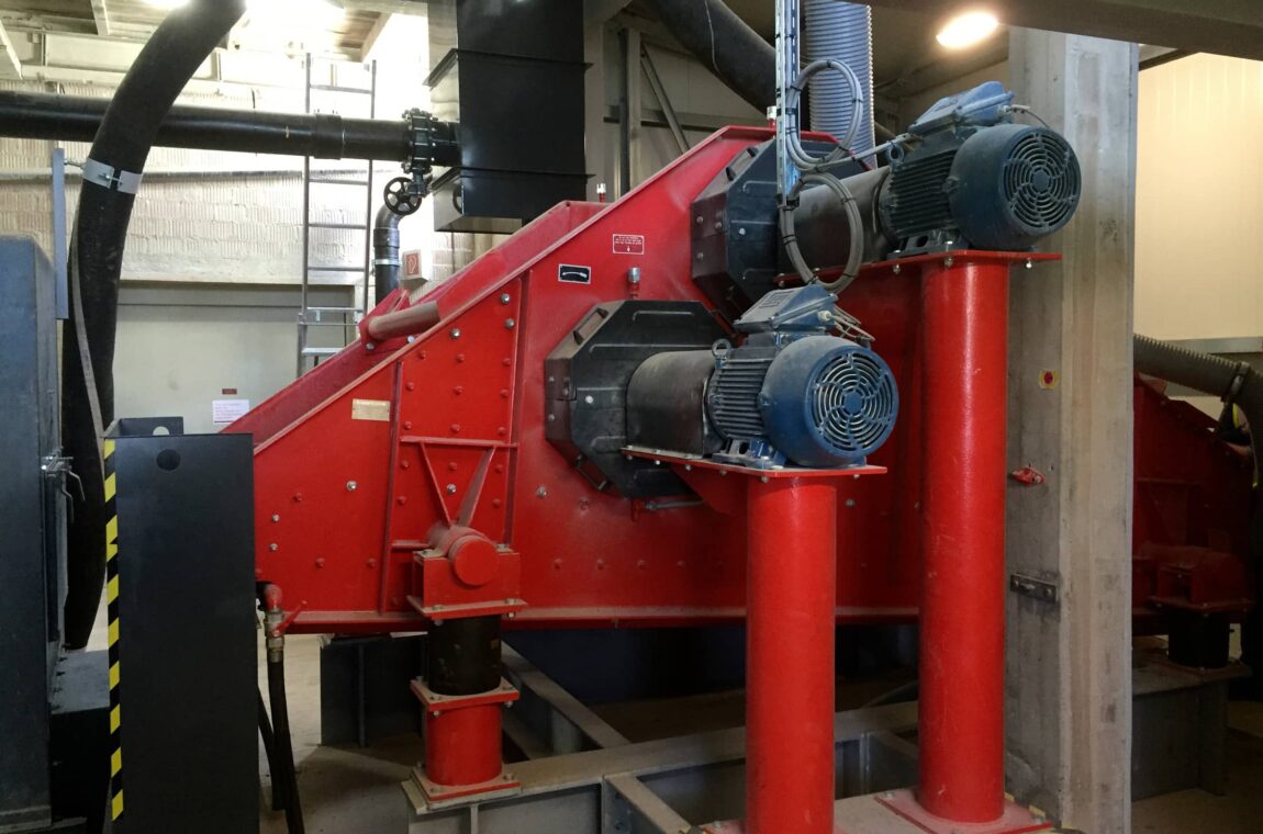 DWS vacuum dewatering screening machine - on site