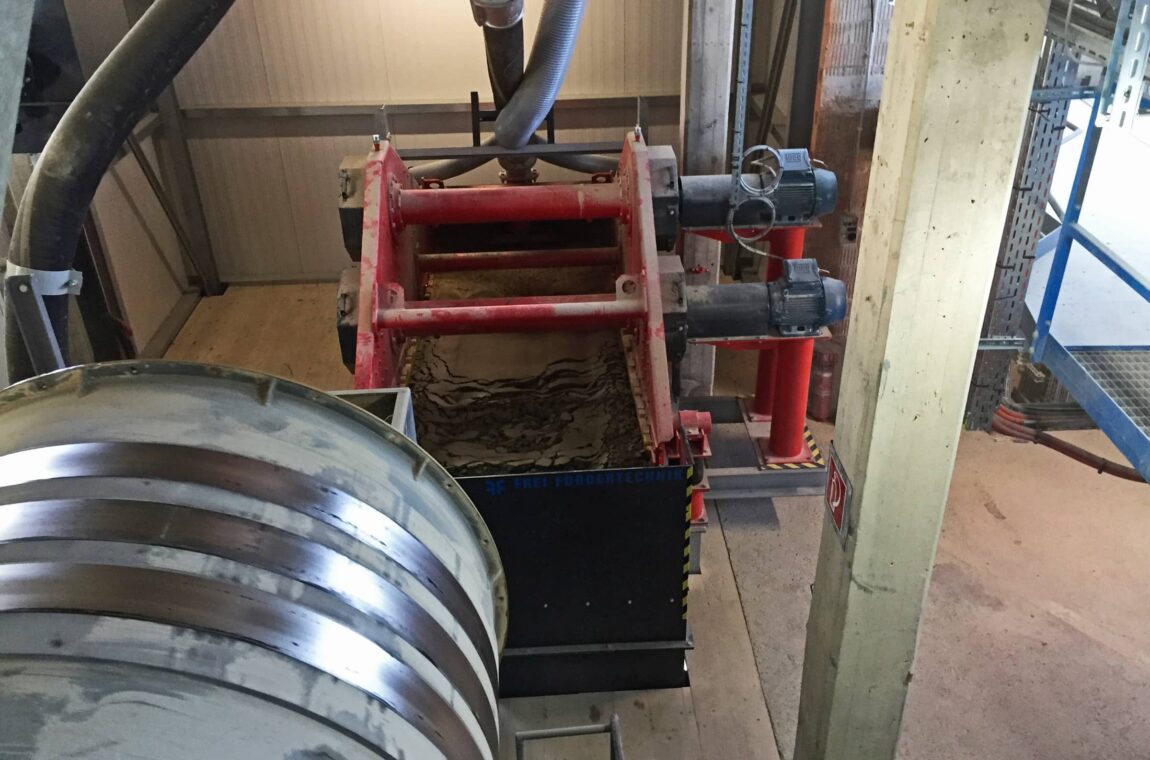 DWS vacuum dewatering screening machine installed in a system for dewatering sand