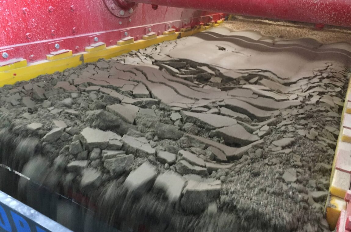 Dewatering sand on the DWS vacuum dewatering screening machine