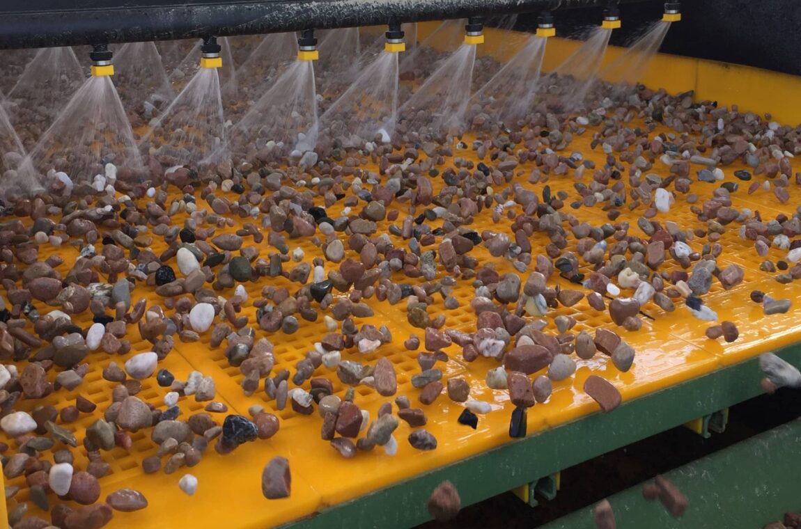 Screen classification with washing on a polyurethane screen