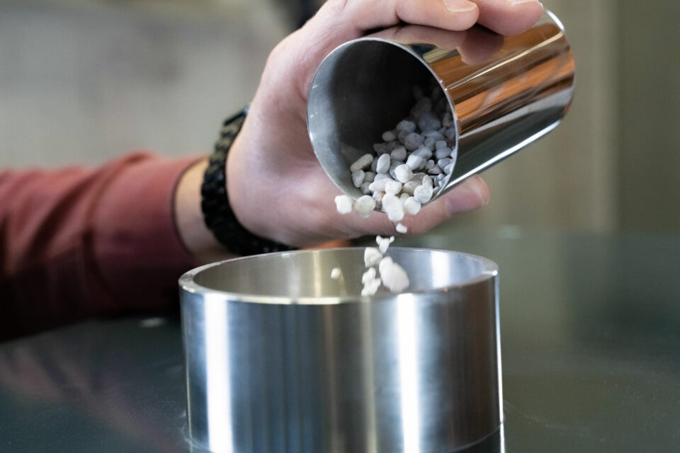 With the automatic vibrating disk mill, the sample is simply poured into the sample feeder. There is no need to handle the vessels
