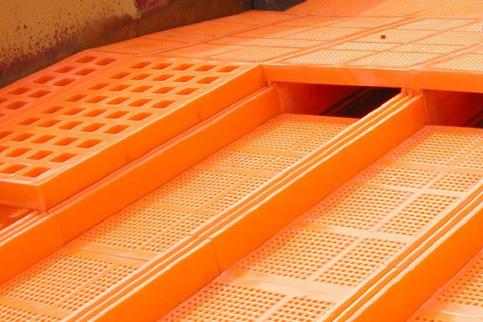 STEINHAUS UNI2000 polyurethane system screens on a screening machine. This is a conversion to a double deck