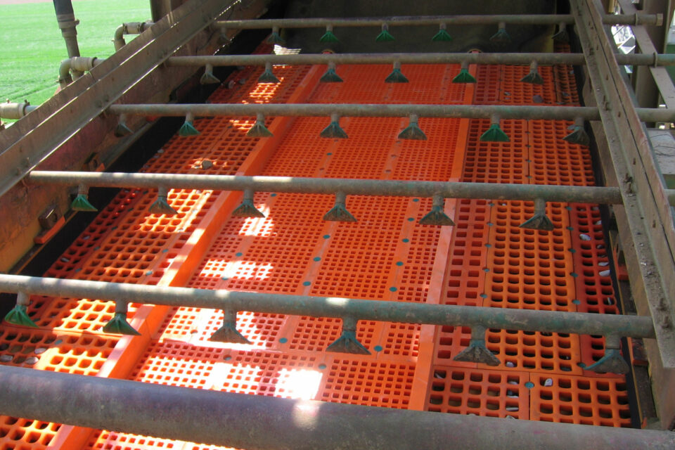 Screening machine with STEINHAUS KOMBIPLAST screen panels