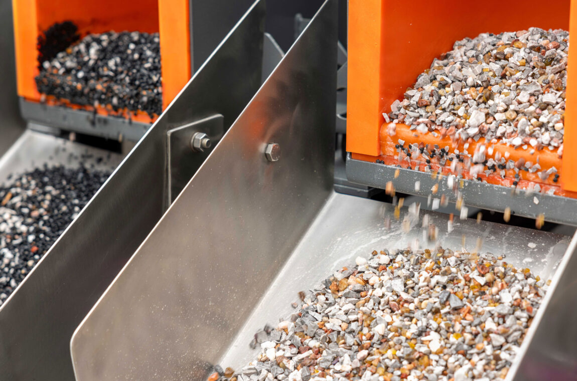 semi-mobile pulsator jig. Close up on gravel