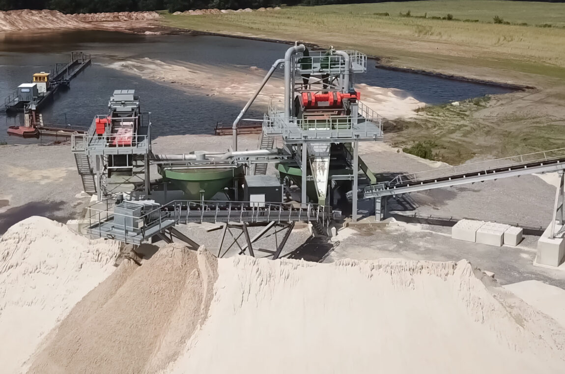 Screening machines from SIEBTECHNIK TEMA, screening media from STEINHAUS GmbH and pumps and cyclones from Multotec Europe. The process removes impurities from fine sand and recovers valuable coarse particles for ready-mixed concrete.